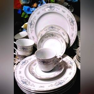 DIANE FINE CHINA OF JAPAN 6 DINNER PLATES